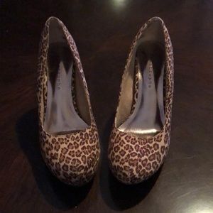 Apostrophe women’s size 6.5 cheetah wedges 3.5”